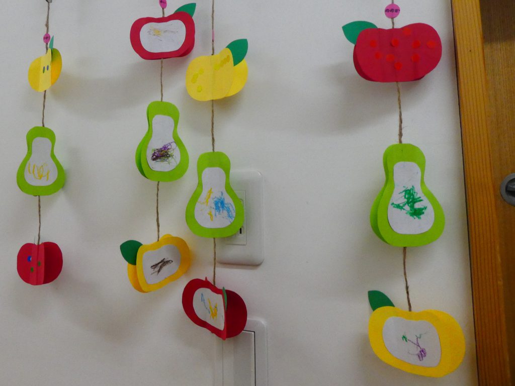 の びるこどもの家保育園の活動です 1歳児 果物つるし飾り 社会福祉法人 相模会